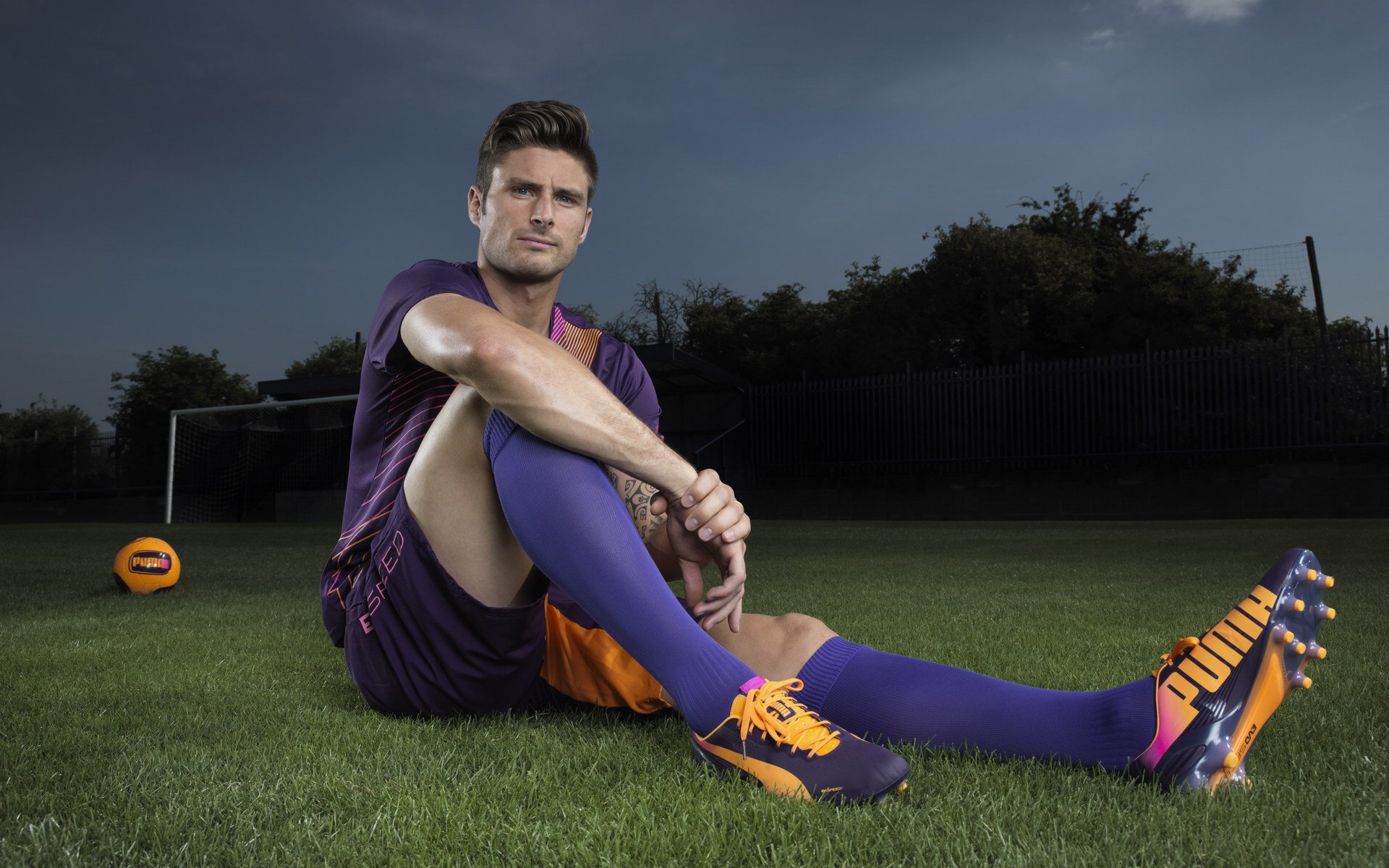 开云在线登入-NBA雷霆队球员华莱士致敬老将威斯布鲁克，雷霆队教练布鲁克斯